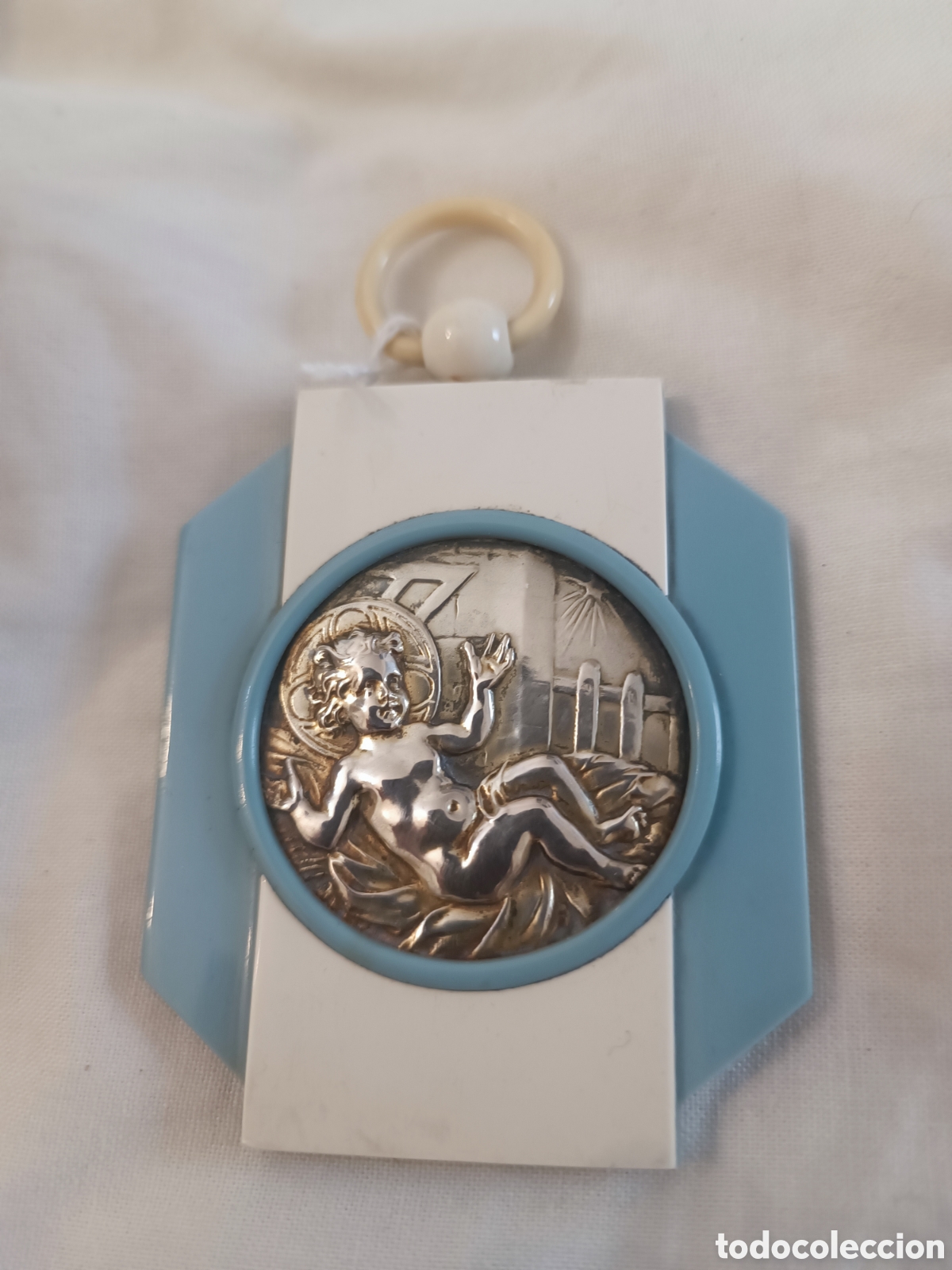 Antig&uuml;edades: Medalla cuna antigua baquelita y plata. Relieve Ni&ntilde;o Jesus