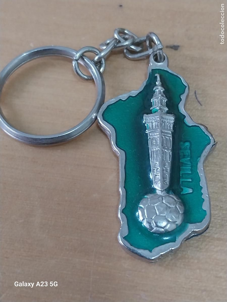 Antig&uuml;edades: SEVILLA GIRALDA BALON LLAVERO PUBLI BAR ESQUINA DE CURRO 5.45CMS ALTO
