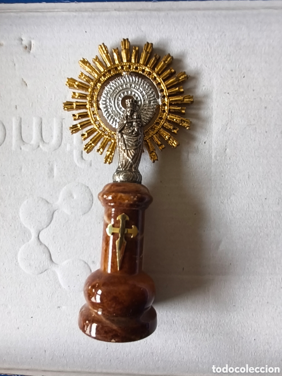 Antig&uuml;edades: Figura de la Virgen del Pilar en Alabastro Marr&oacute;n y Metal