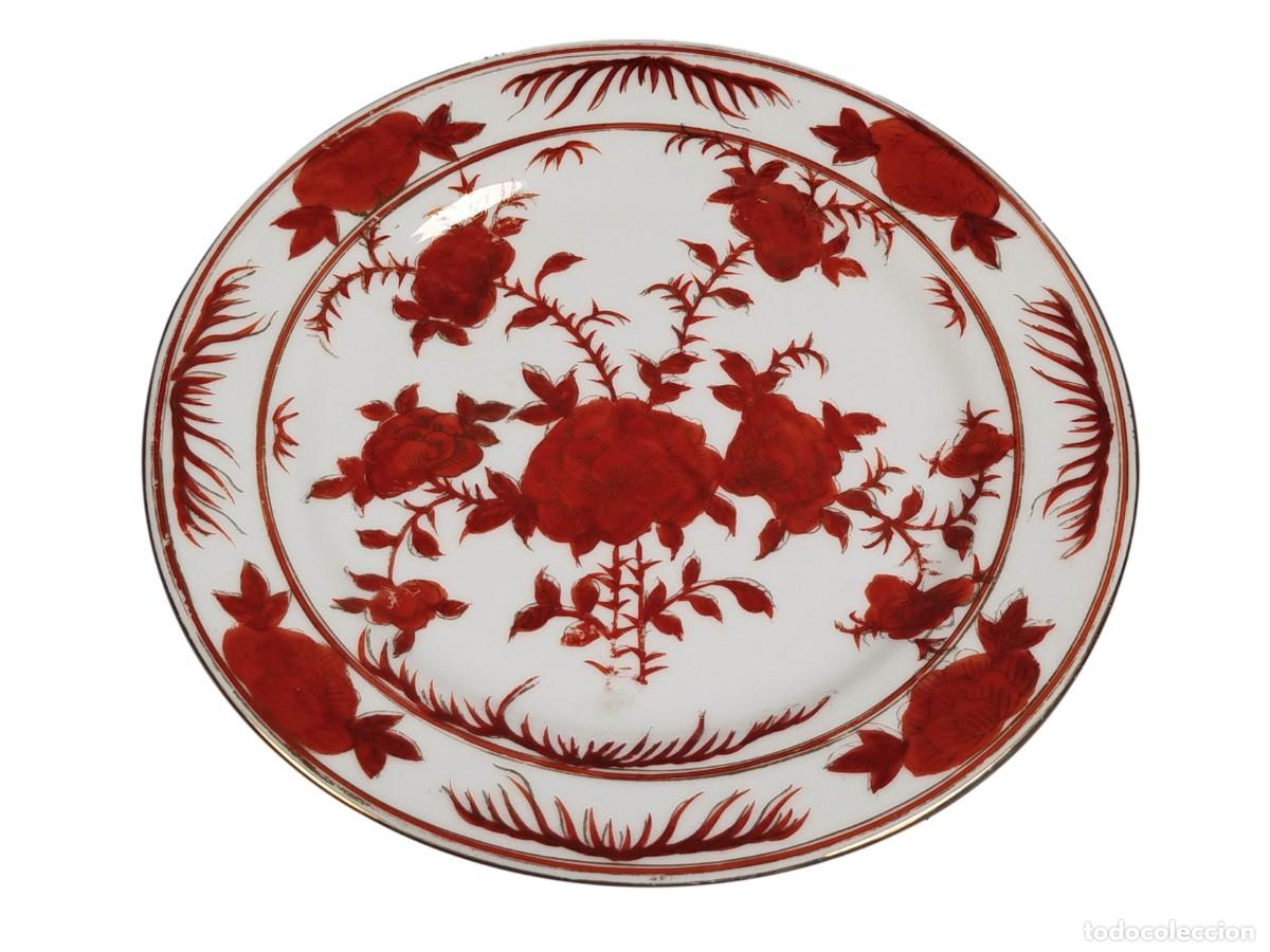 Antig&uuml;edades: PLATO DECORATIVO ORIENTAL CON FLORES Y PLANTAS DE COLOR ROJO