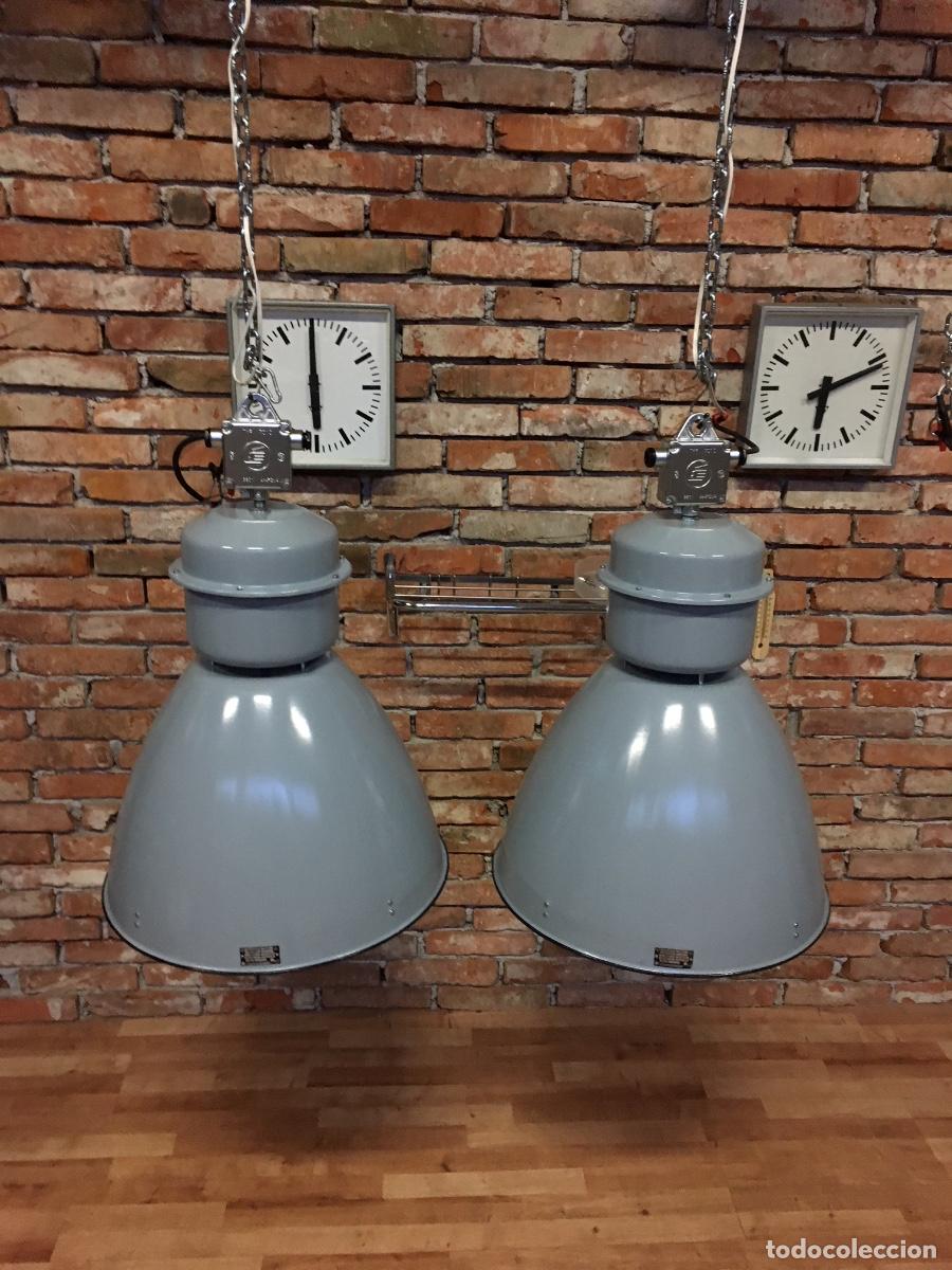 Antig&uuml;edades: 2 l&aacute;mparas industriales originales de los a&ntilde;os 50 &ndash; grises con esmalte blanco