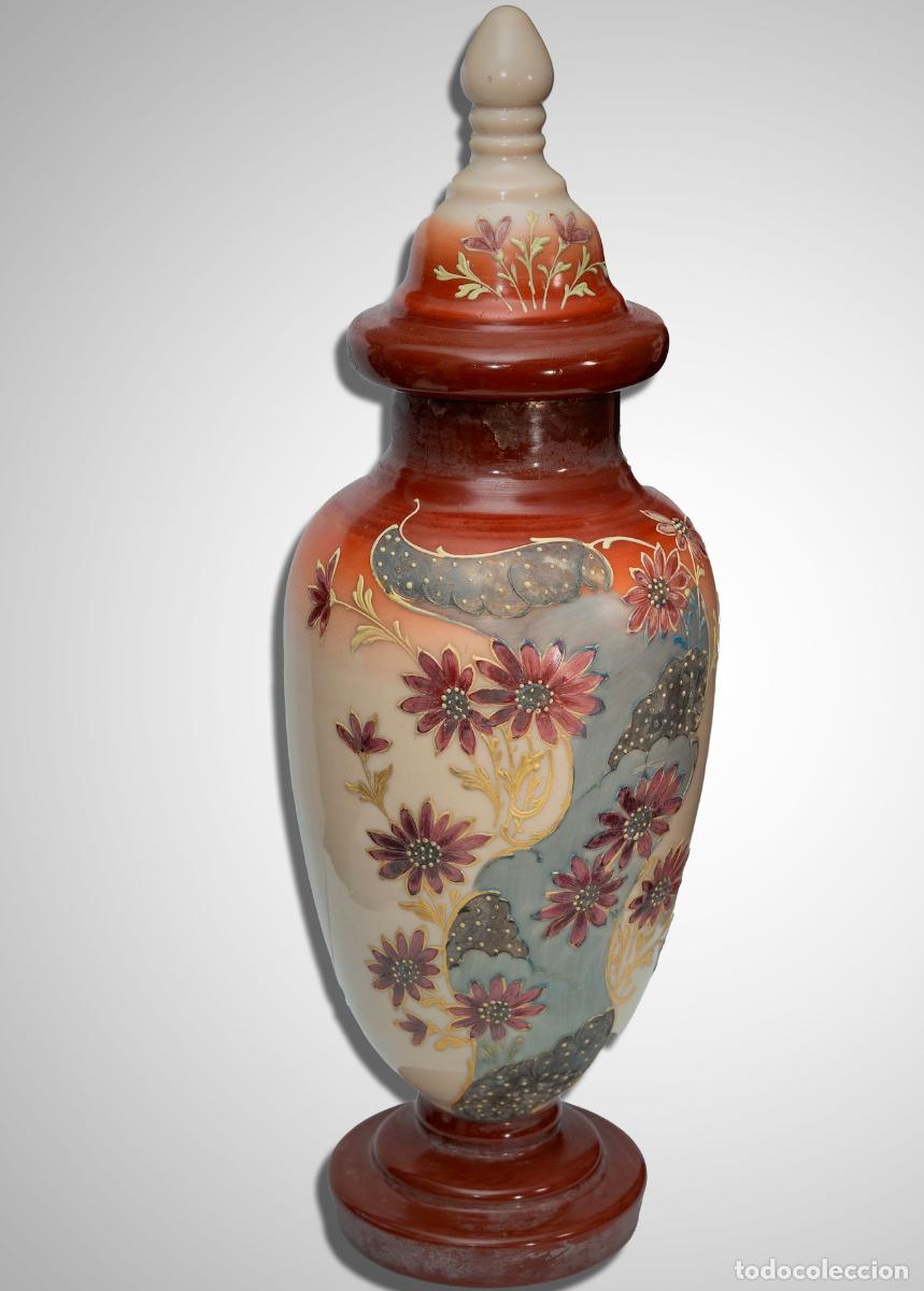 Antig&uuml;edades: Urna con Tapa de Vidrio Opalino Esmaltado a Mano, Estilo Oriental (Japonisme), con Motivos Florales
