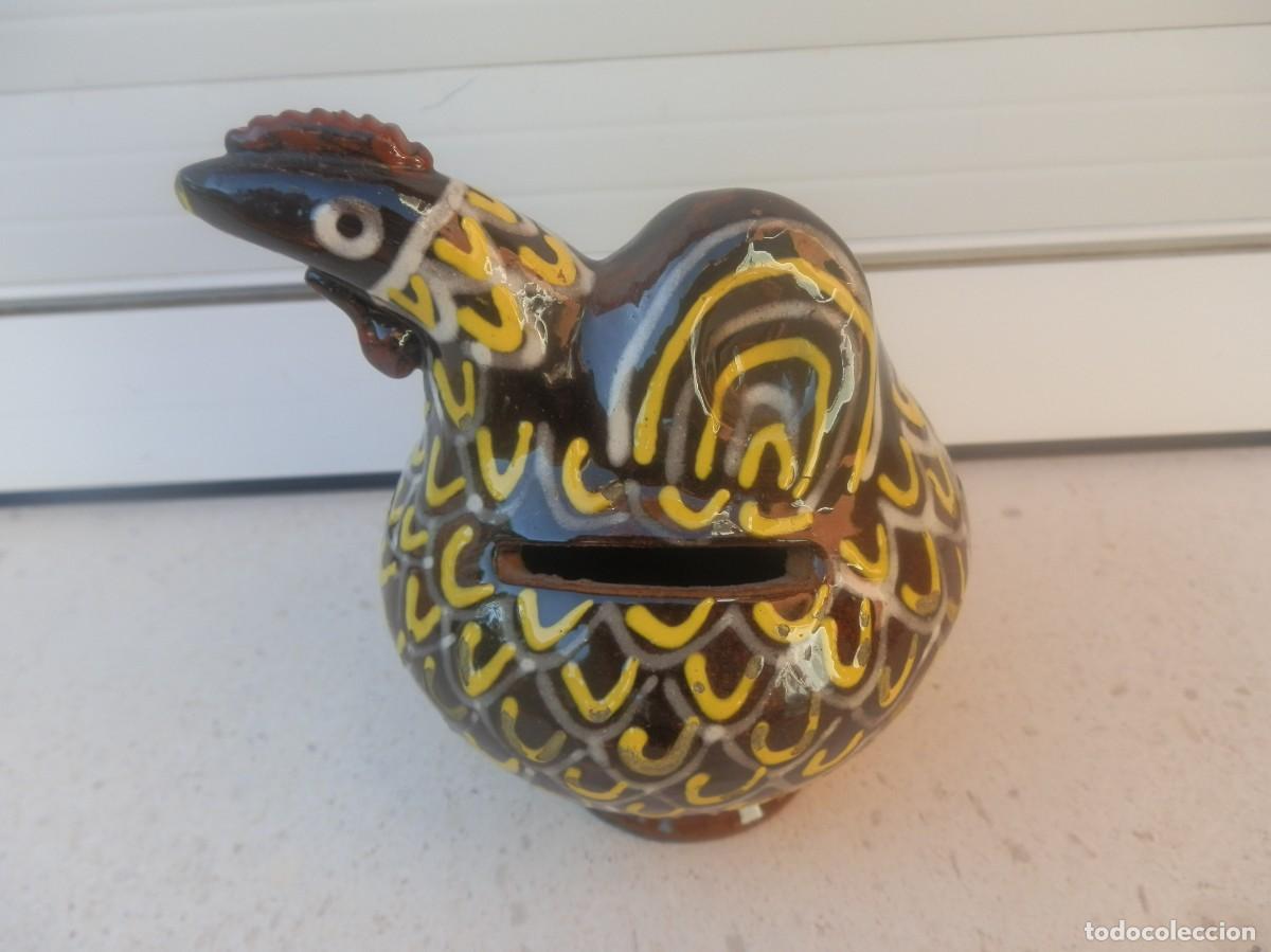 Antig&uuml;edades: Hucha popular de cer&aacute;mica vidriada con forma de gallina. Marcada en la base MW. Mide 11,50 cm d alta
