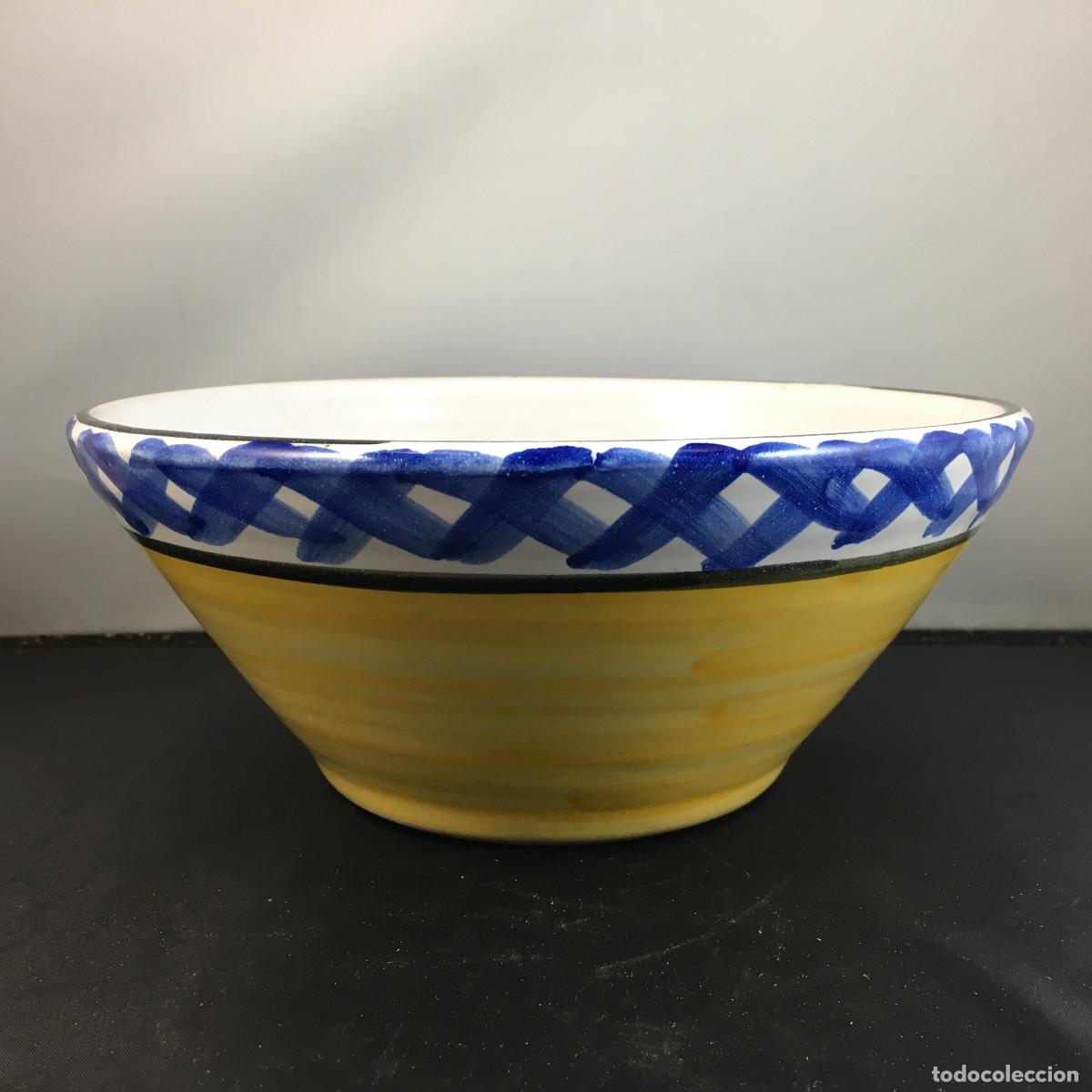 Antig&uuml;edades: Cuenco grande de cer&aacute;mica de Totana. Firmado El Poveo. 23 cm.