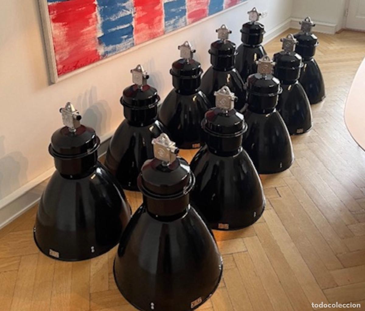 Antig&uuml;edades: 10 l&aacute;mparas industriales originales de los a&ntilde;os 50 &ndash; negras, completamente restauradas