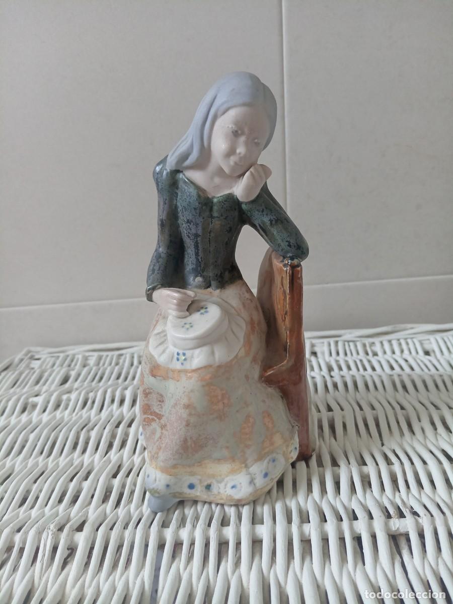 Antig&uuml;edades: Figura de Porcelana Ram&oacute;n Ingl&eacute;s Joven Bordando