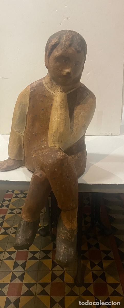 Antig&uuml;edades: ANTIGUA FIGURA DE PAPEL MACH&Eacute; POLICROMADA A&Ntilde;OS 70/80 NI&Ntilde;A SENTADA FIRMADA LINEA 4 - 50X27 CM.
