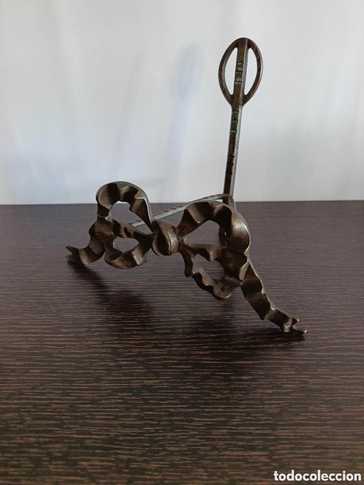 Antig&uuml;edades: Antiguo atril de bronce ancho ,dise&ntilde;o gran lazo