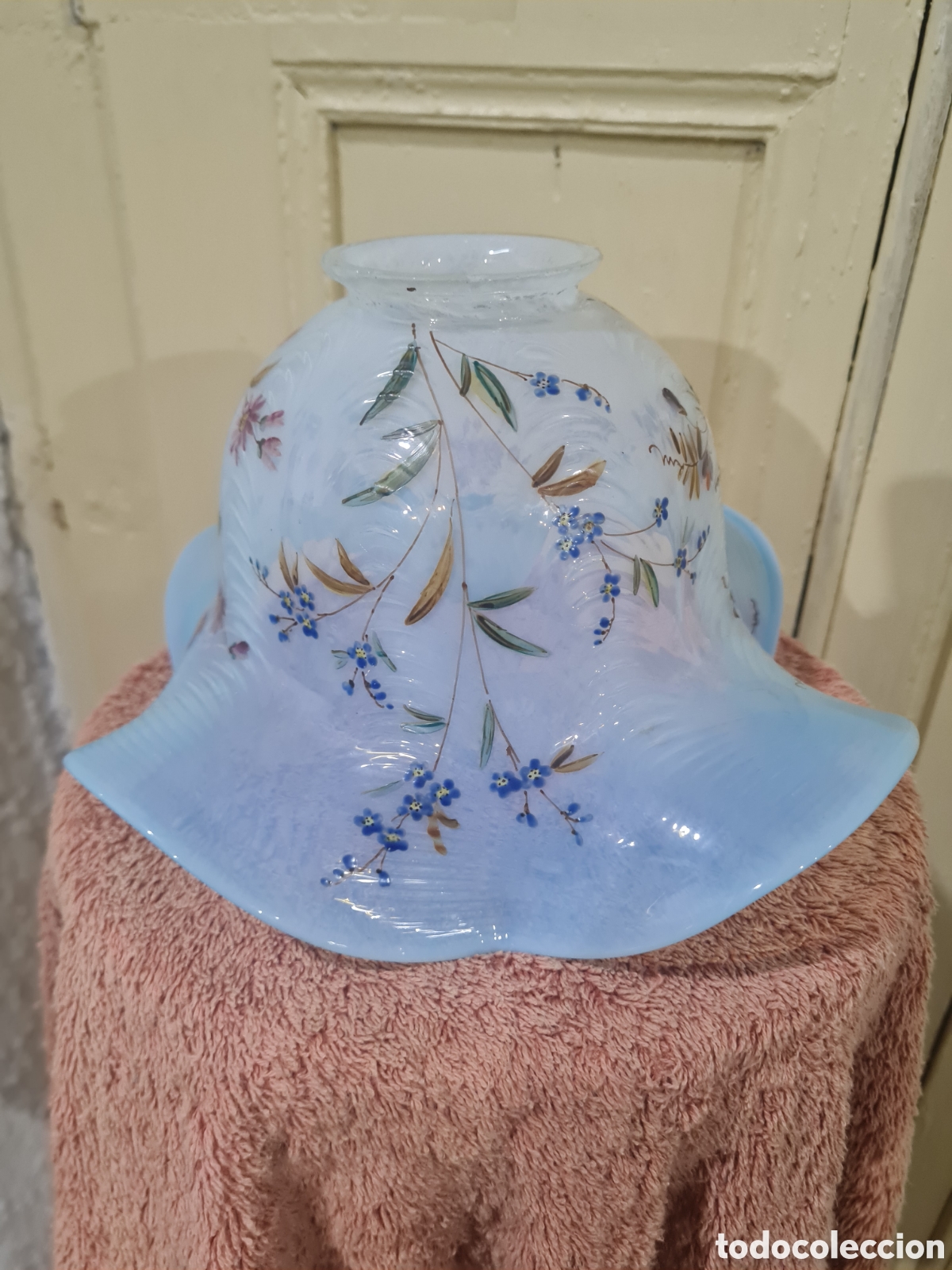 Antig&uuml;edades: Gran tulipa de opalina azul pintada a mano - Foto 2