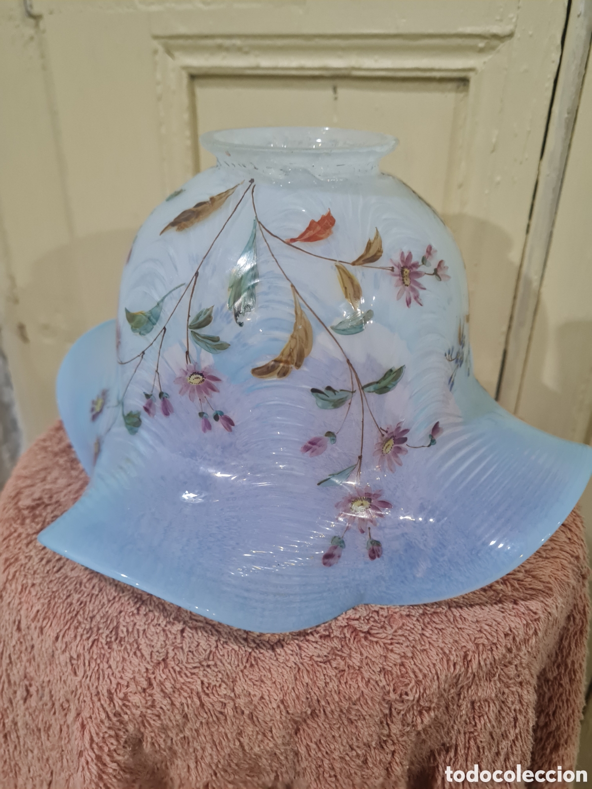 Antig&uuml;edades: Gran tulipa de opalina azul pintada a mano - Foto 3
