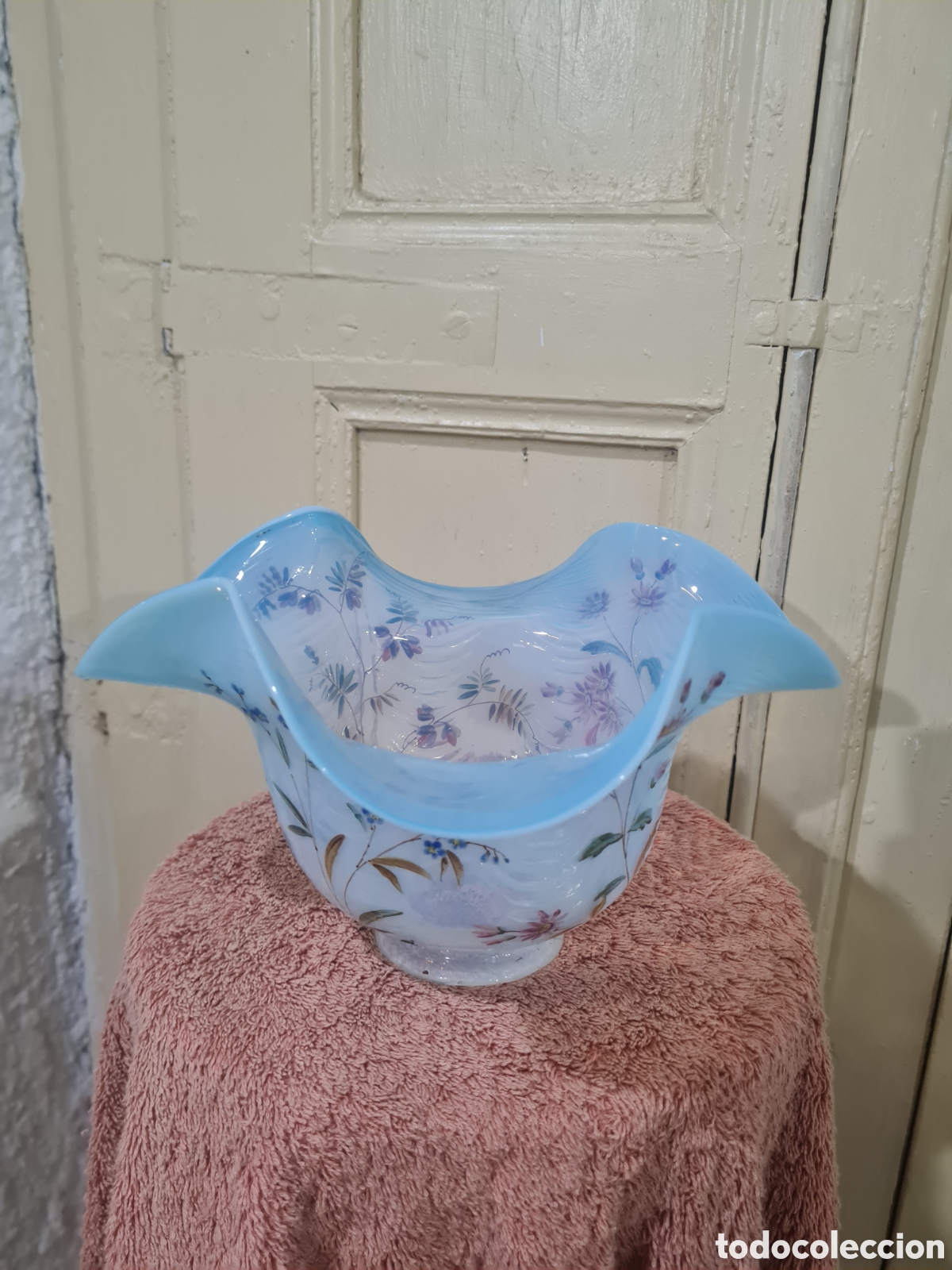 Antig&uuml;edades: Gran tulipa de opalina azul pintada a mano - Foto 4