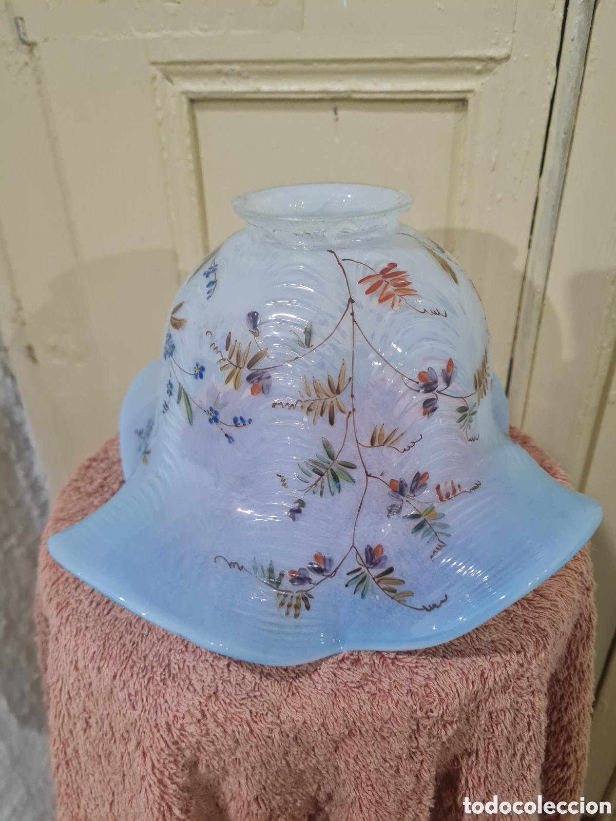 Antig&uuml;edades: Gran tulipa de opalina azul pintada a mano