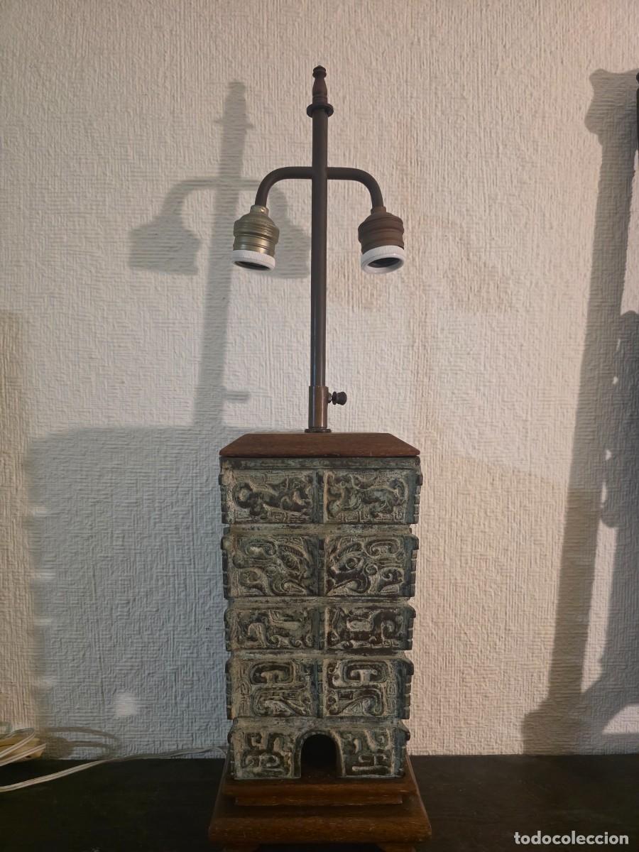 Antig&uuml;edades: L&aacute;mpara de mesa vintage en bronce estilo chino arcaico - Vaso Cong / Relieves Taotie - S. XX