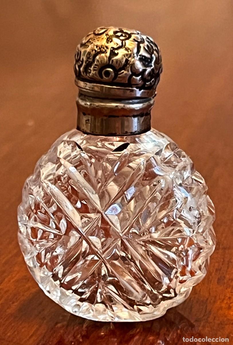 Antig&uuml;edades: Elegante frasco de perfume antiguo, realizado en cristal transparente grueso tallado y facetado, con