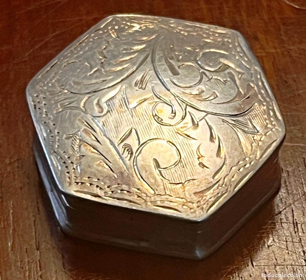 Antig&uuml;edades: Antigua cajita miniatura de plata, mide 3 x 2,7 x 1 cms. Ver todas las fotos puestas.