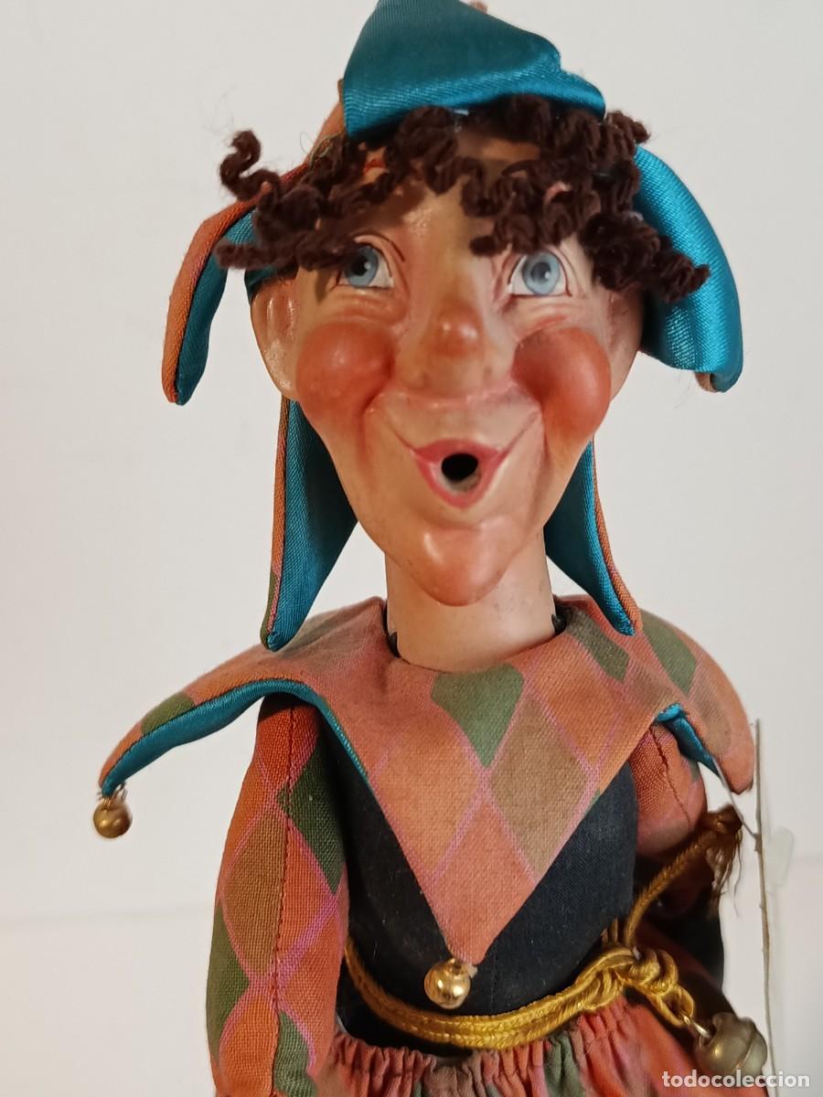 Antig&uuml;edades: MU&Ntilde;ECO FIGURA BUFON EN PEANA DE MADERA.
