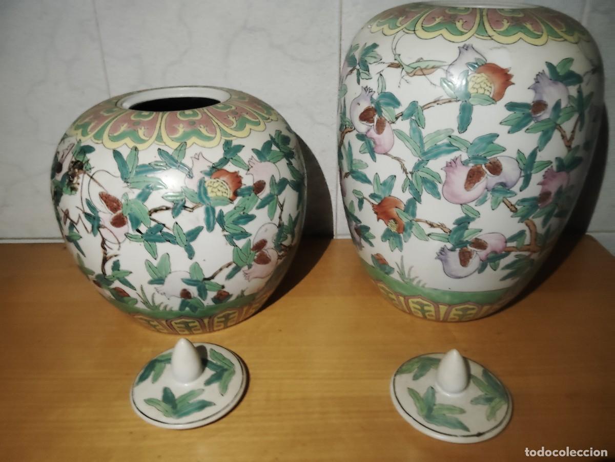 Antig&uuml;edades: Pareja de jarrones de porcelana Melocotones de la longevidad.
