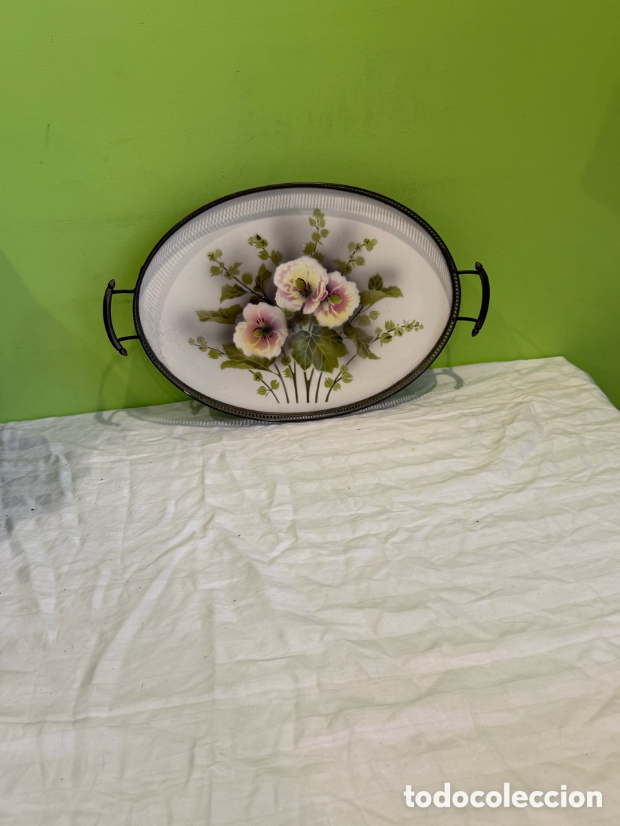 Antig&uuml;edades: Bandeja ovalada de porcelana floral con montura met&aacute;lica &ndash; mediados siglo XX