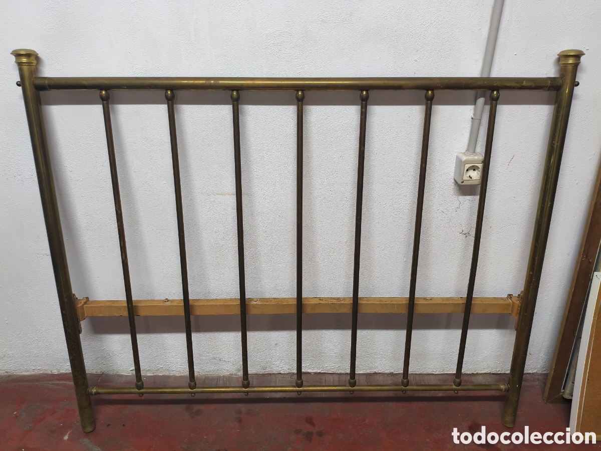Antig&uuml;edades: Cabecero de cama metal y madera cama 135, no s&eacute; env&iacute;a s&oacute;lo se vende en mano