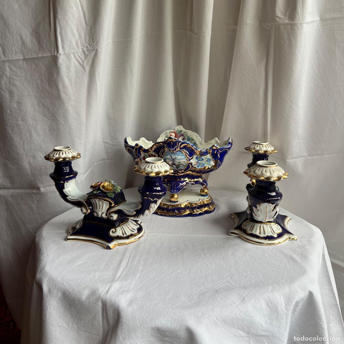 Antig&uuml;edades: Guarnici&oacute;n &ldquo;Tres de Mesa&rdquo; de Cer&aacute;mica de Manises: Centro Frutero Paisaj&iacute;stico y Pareja de Candelabro