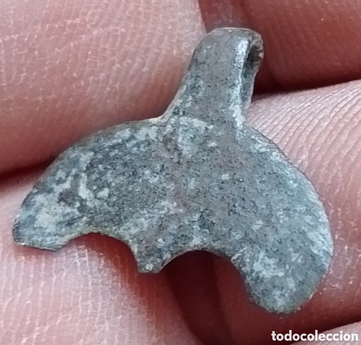 Antig&uuml;edades: Amuleto l&uacute;nula protecci&oacute;n y fertilidad de bronce romano siglo I-III