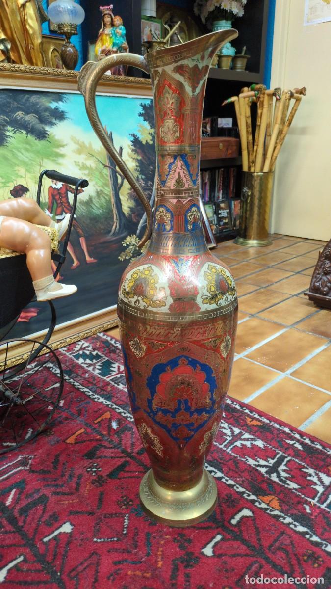 Antig&uuml;edades: Jarron de lat&oacute;n con dise&ntilde;o