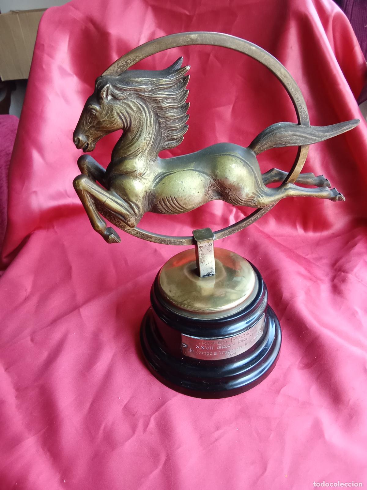Antig&uuml;edades: Antiguo trofeo pegados XXVII. Gran premio campo a traves de juventudes 1974. Estanteria Correos