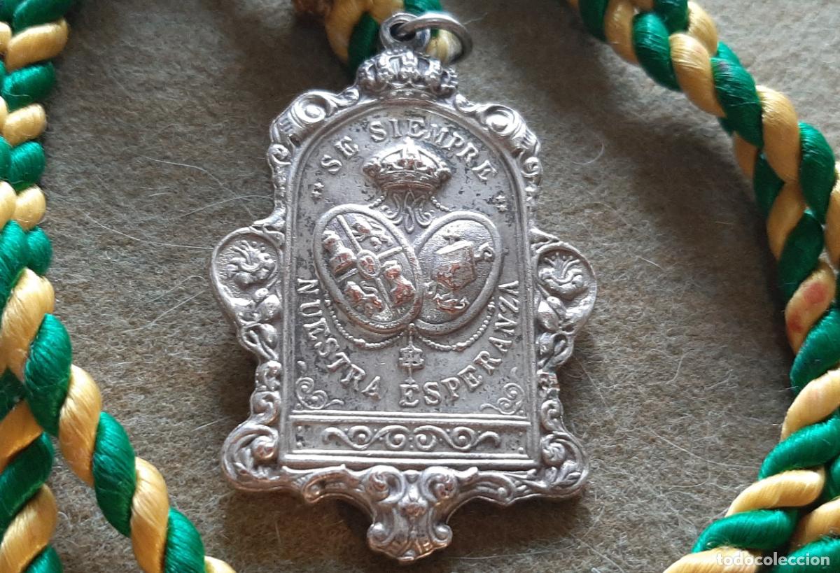 Antig&uuml;edades: SEMANA SANTA SEVILLA - ANTIGUA MEDALLA CON CORDON DE SEDA DE LA HERMANDAD DE LA MACARENA.