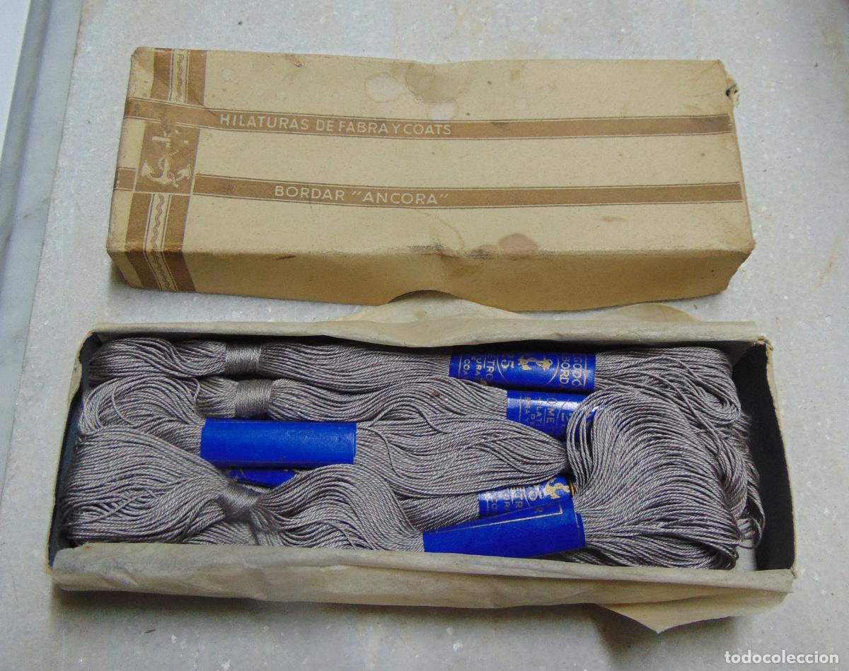 Antig&uuml;edades: CAJA DE HILATURAS FABRA Y COATS DE BORDAR DE COLOR GRIS, DE TIENDA