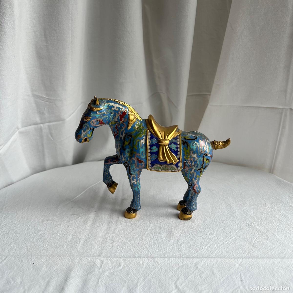 Antig&uuml;edades: Escultura antigua de caballo caparazonado en bronce y esmalte Cloisonn&eacute; - Estilo Tang, S. XX