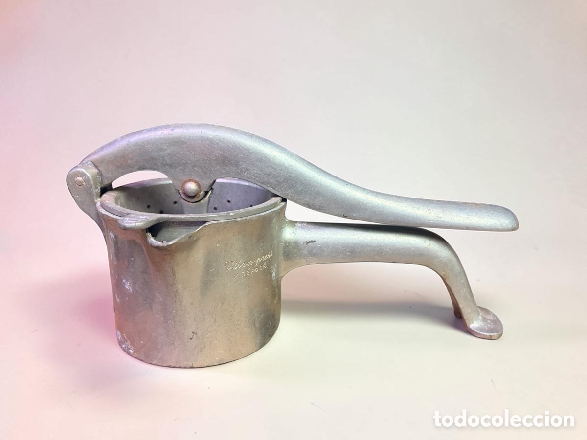 Antig&uuml;edades: Antiguo exprimidor manual de aluminio