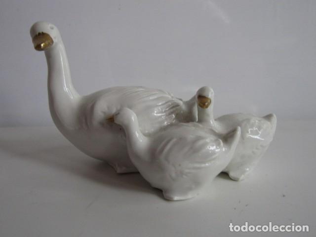 Antig&uuml;edades: Figura de Porcelana Vintage Grupo de Ocas / Patos con Detalles Dorados - 10 cm