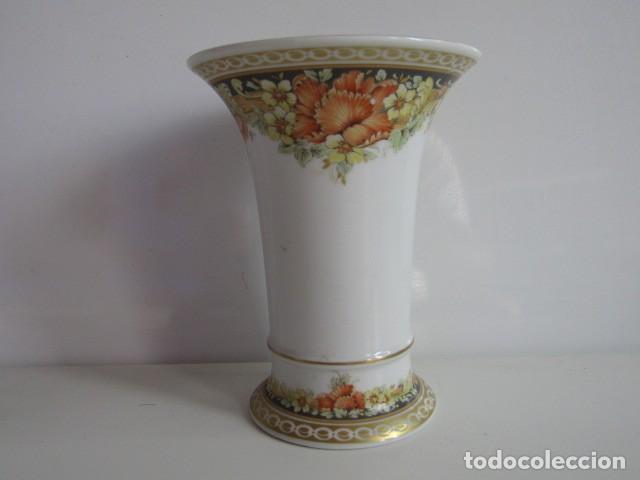 Antig&uuml;edades: arr&oacute;n Florero de Porcelana Fina AK Kaiser Germany - Modelo Princesse por K. Nossek - 15 cm