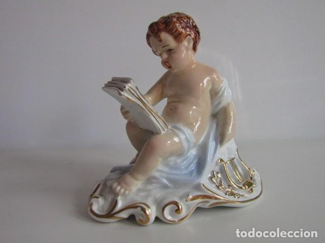 Antig&uuml;edades: Figura de Porcelana Vintage Querub&iacute;n / &Aacute;ngel Cantor con Libro de M&uacute;sica y Lira - 12 cm