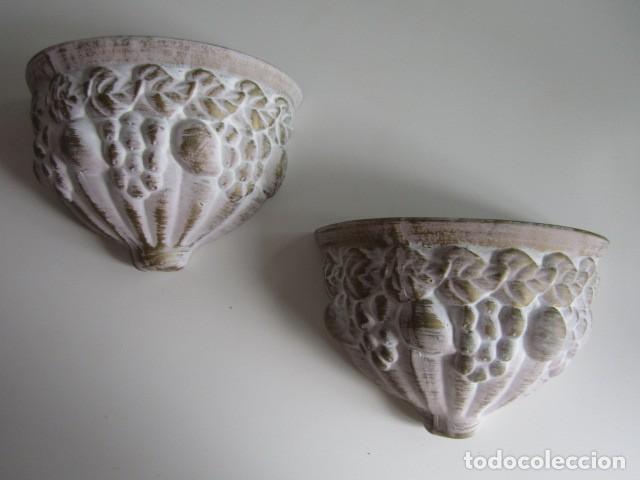 Antig&uuml;edades: Pareja de Apliques Maceteros de Pared Cer&aacute;mica REYES - Decoraci&oacute;n Frutas y Relieves Vintage