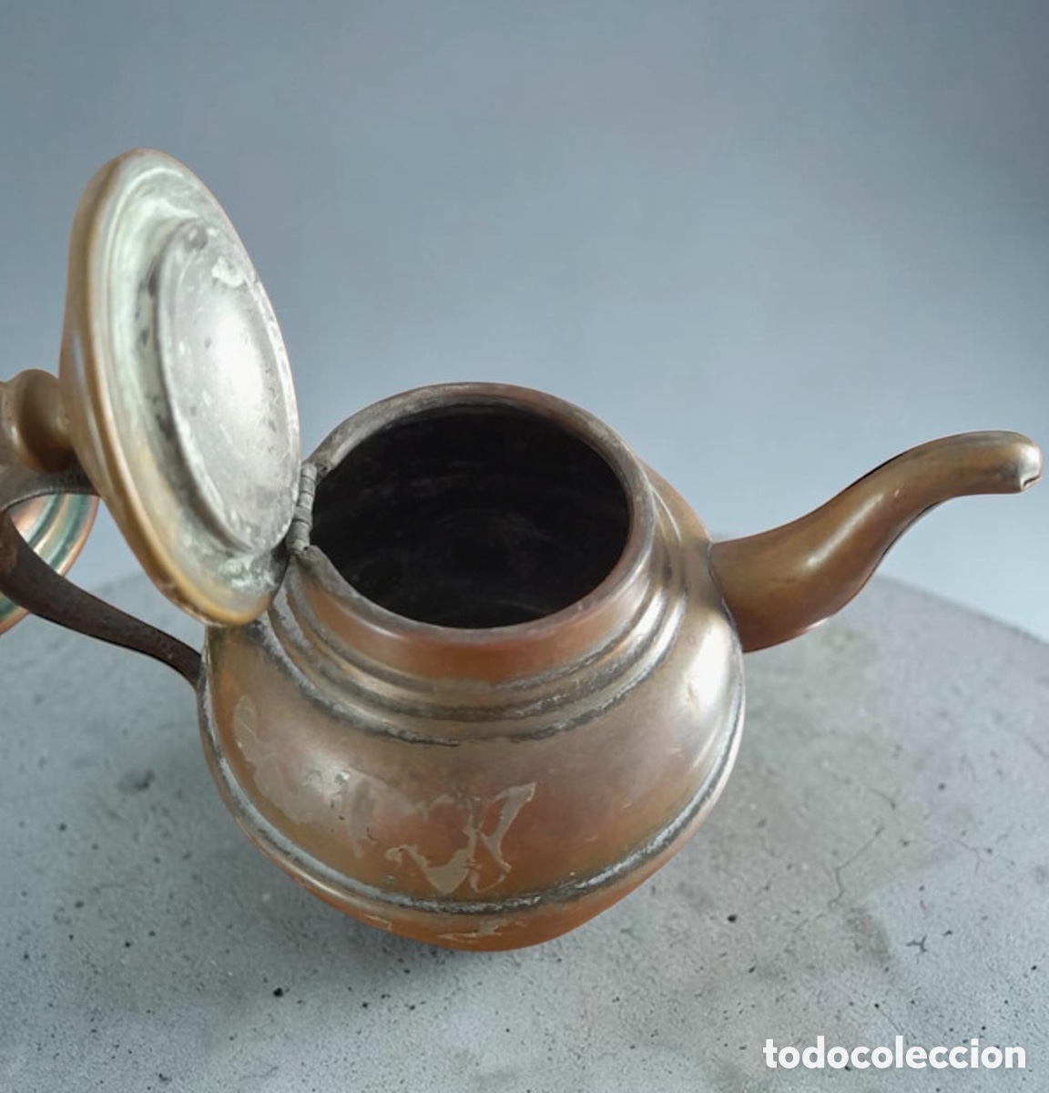 Antig&uuml;edades: Tetera de cobre y lat&oacute;n con soporte - Foto 4