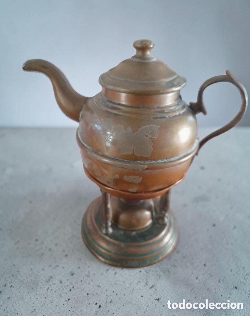 Antig&uuml;edades: Tetera de cobre y lat&oacute;n con soporte