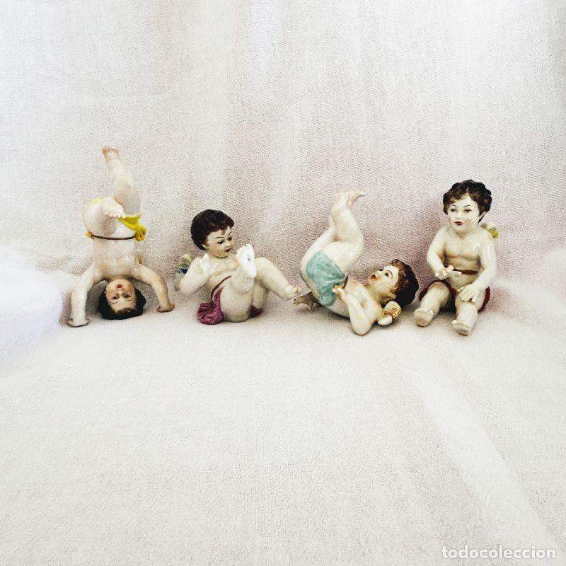 Antig&uuml;edades: Set 4 querubines de porcelana Capodimonte N coronada azul, acrob&aacute;ticos, s. XX