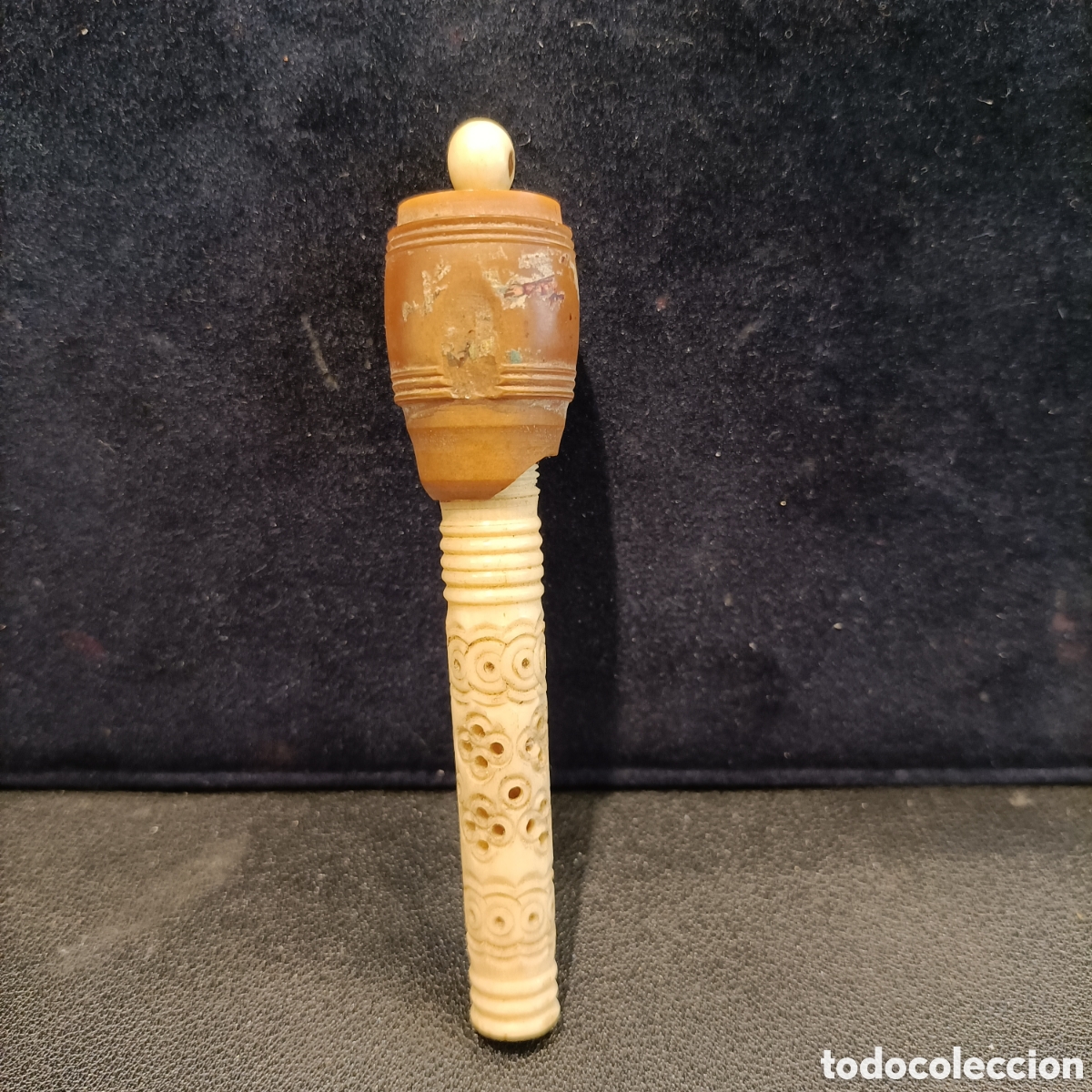 Antig&uuml;edades: Alfiletero de hueso con forma de barril, S. XIX. Sin visor.