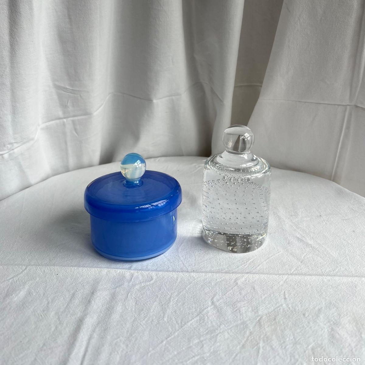 Oggetti Antichi: Lote de cristaler&iacute;a - Alhajero de Murano opalino azul firmado y Pisapapeles de cristal Bullicante