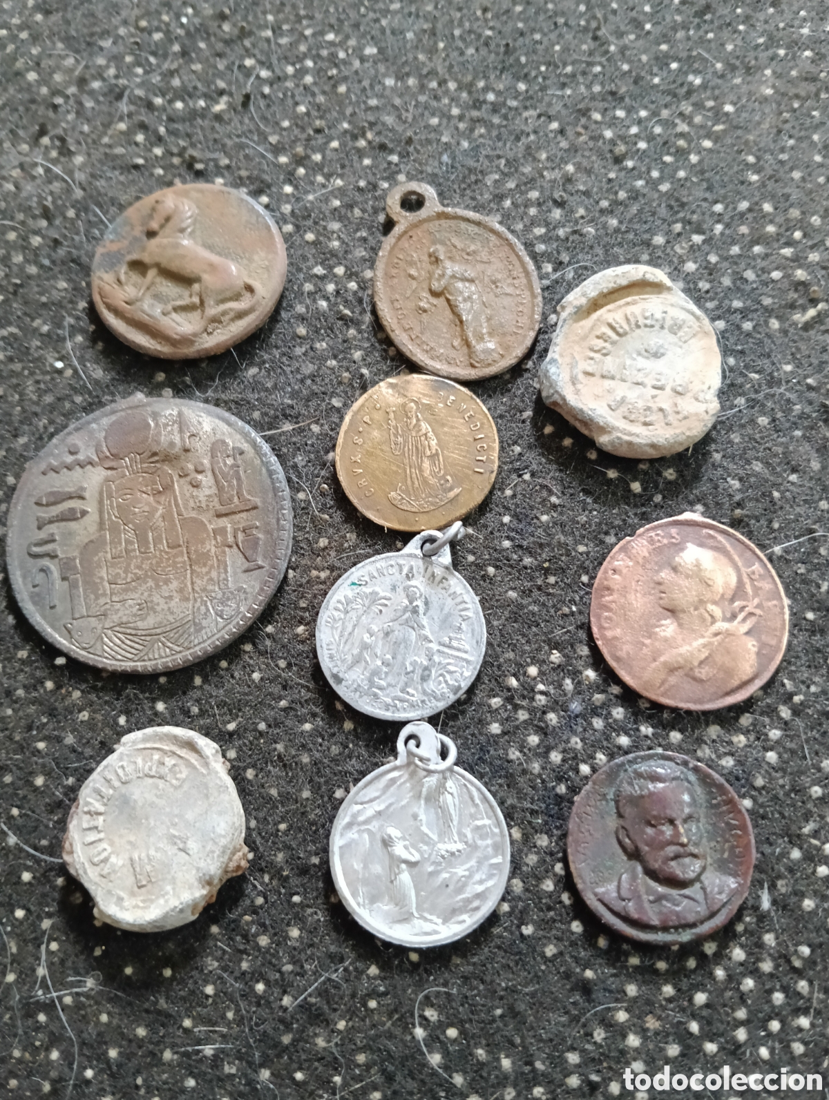 Antig&uuml;edades: Lote de plomos, adornos y medallas en total 10 art&iacute;culos, todos est&aacute;n usados.