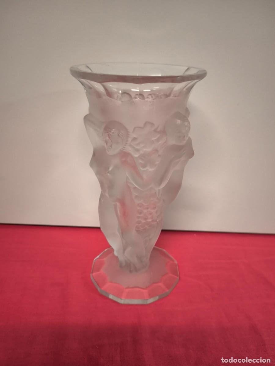 Antig&uuml;edades: JARRON ESTILO ART DECO CON BACANTES Y RACIMOS DE UVAS