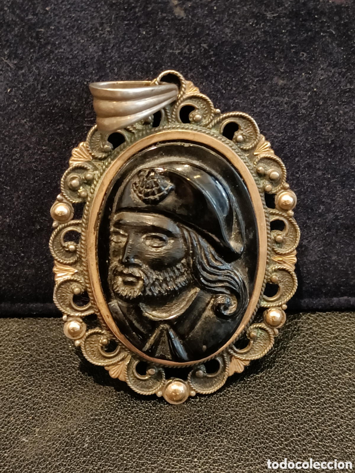 Antig&uuml;edades: Medalla de Santiago Apostol de azabache, plata y oro. A&ntilde;os 40.
