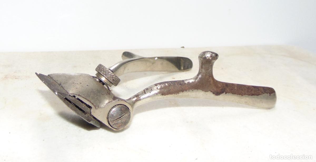 Antig&uuml;edades: ANTIGUA MAQUINA CORTAPELOS MANUAL MODELO E.S.F. JUWEL, DE 16x11CM, USADA