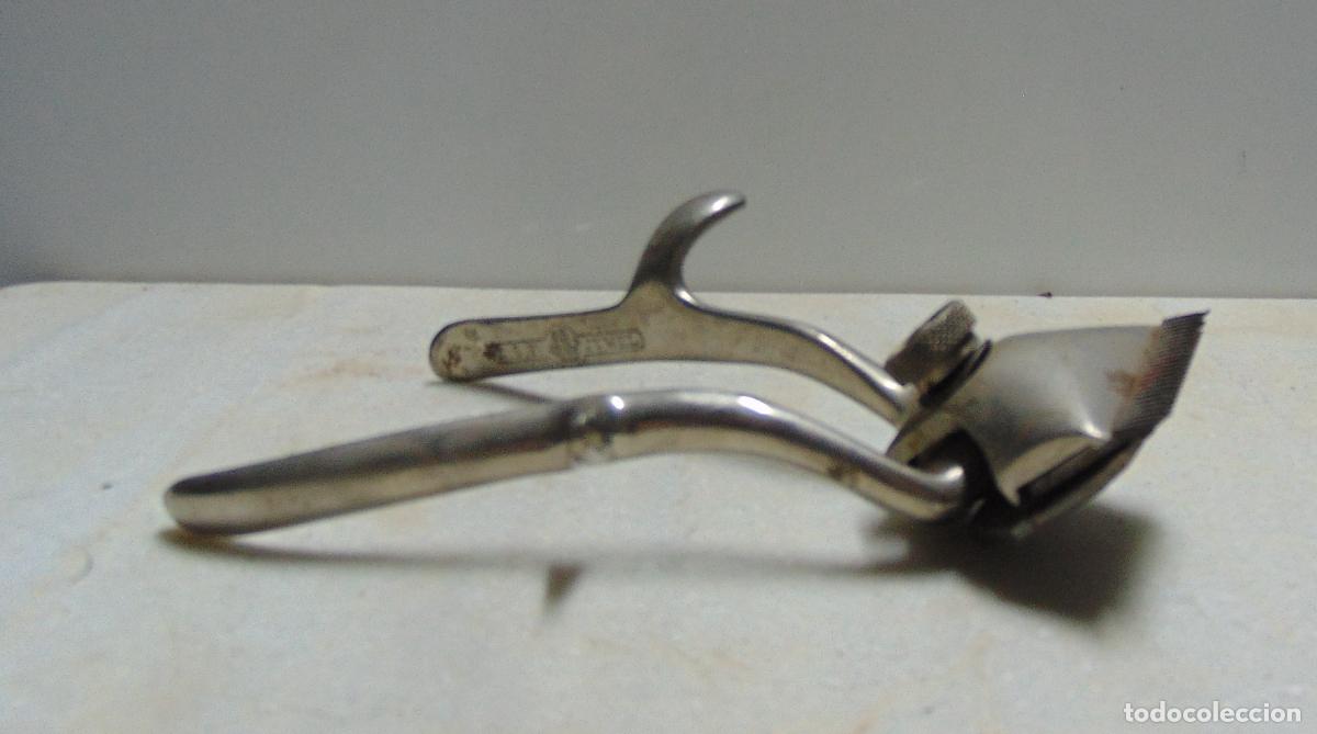 Antig&uuml;edades: ANTIGUA MAQUINA CORTAPELOS MANUAL MODELO E.S.F. JUWEL, DE 16x11CM, USADA