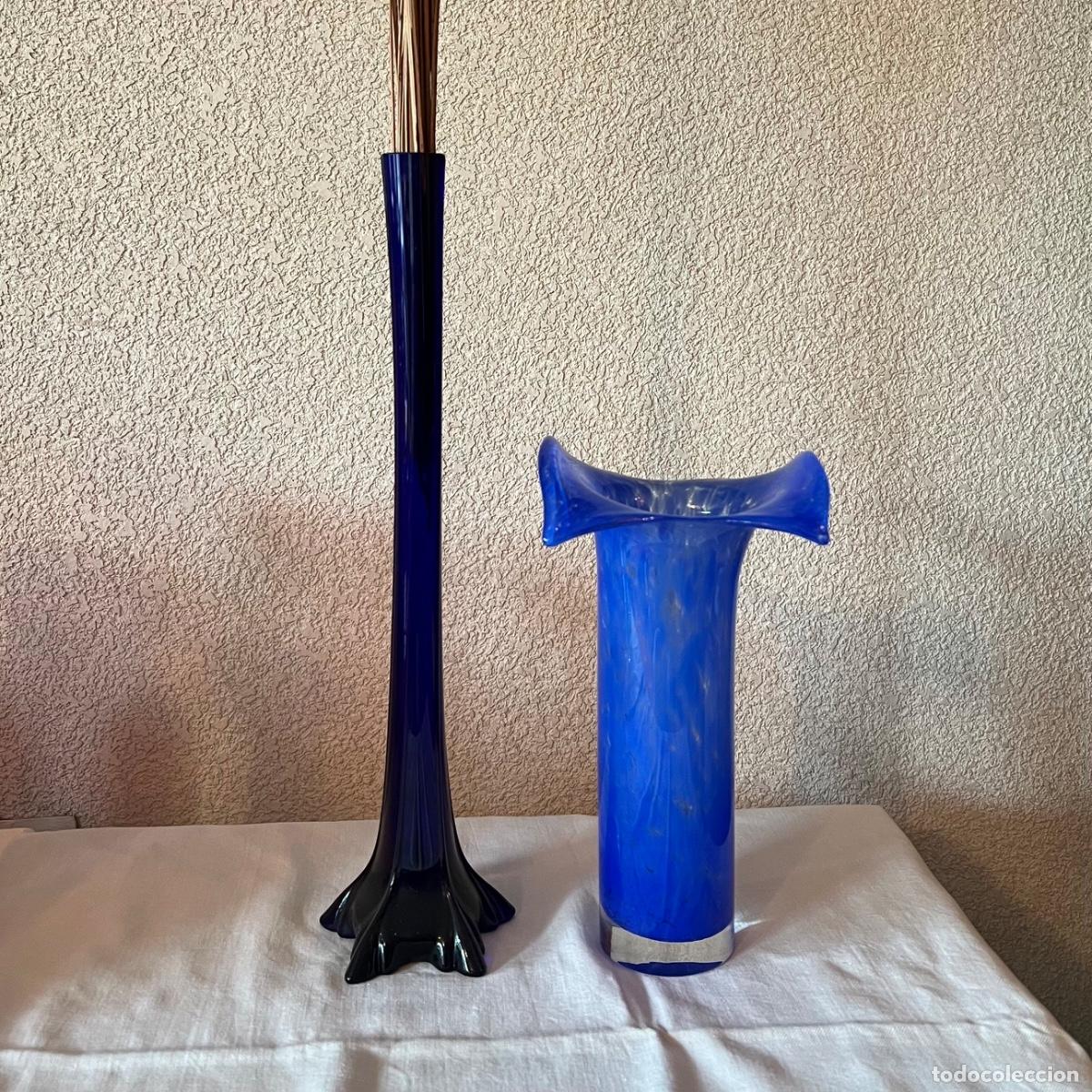 Antig&uuml;edades: Pareja de jarrones de cristal art&iacute;stico Mid-Century- Jarr&oacute;n atribuido a Viking Glass y jarr&oacute;n rizado