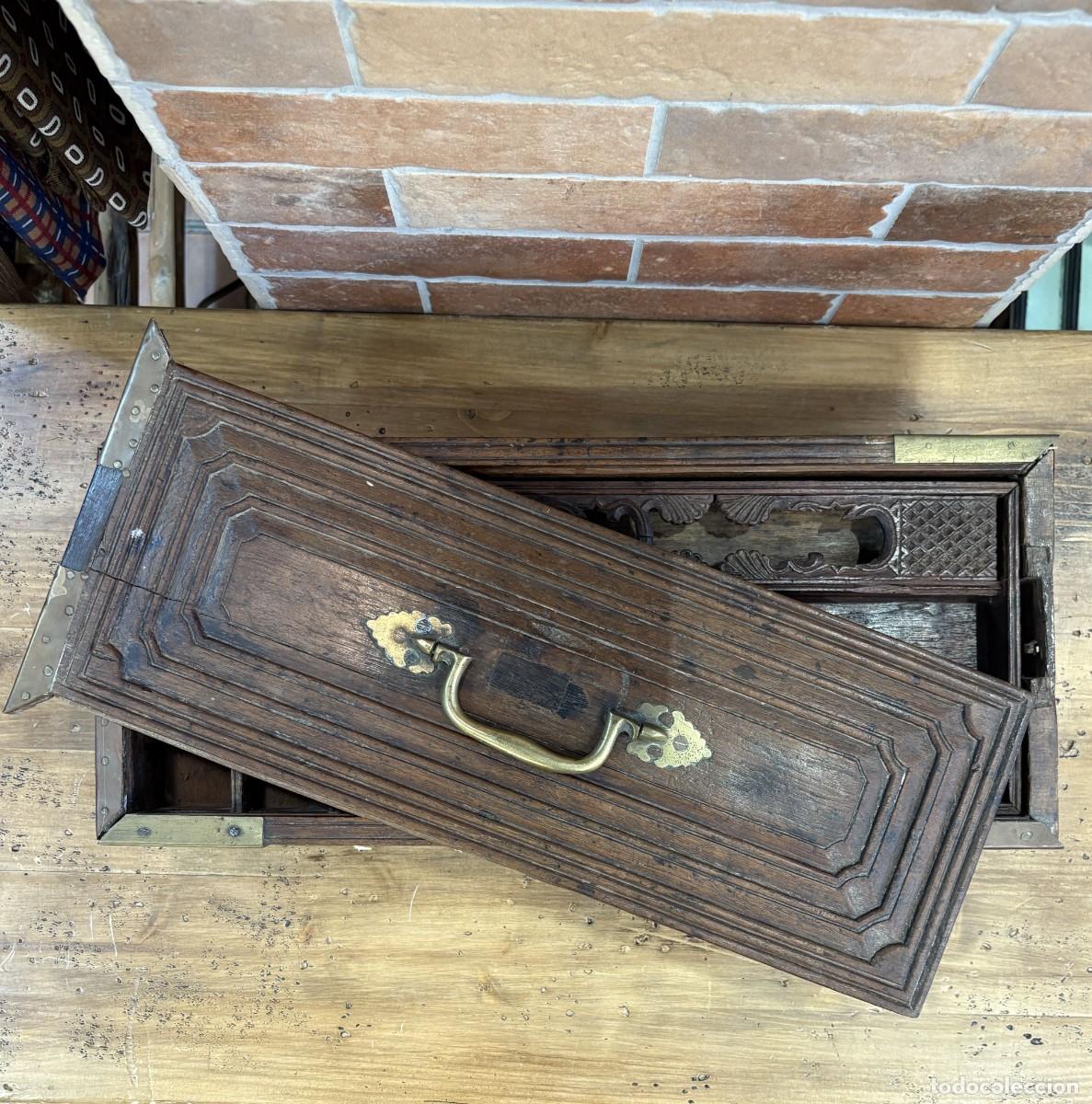 Antig&uuml;edades: Escriban&iacute;a de viaje antigua de madera y lat&oacute;n