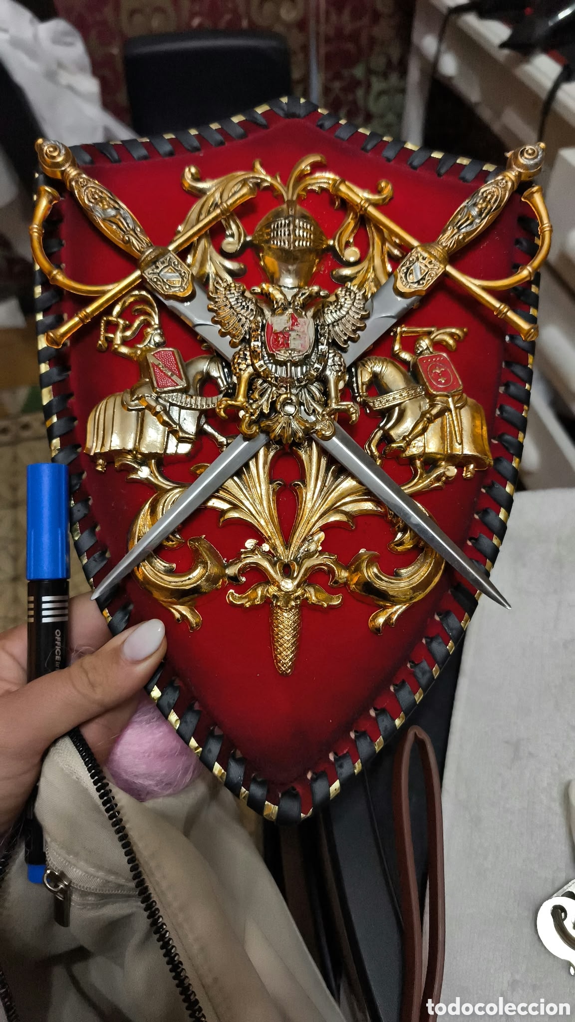 Antig&uuml;edades: Escudo decorativo de estilo her&aacute;ldico medieval