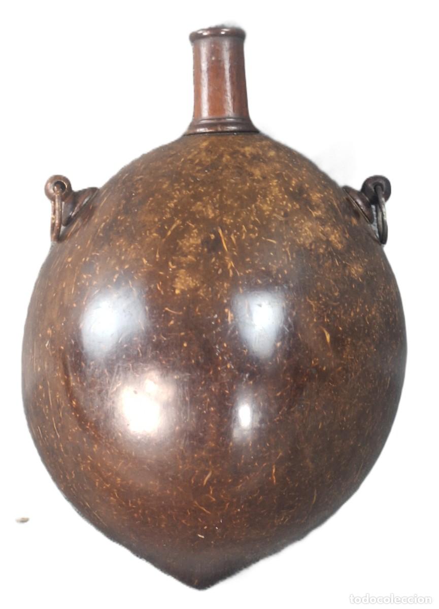 Antig&uuml;edades: Nuez de Coco. Polvorera botella. Trabajo colonial. Siglo XVIII - XIX. 17 x 12 x 12,5 cm.