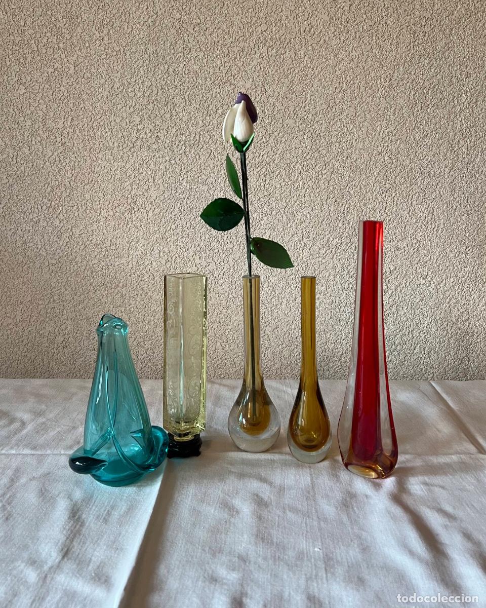 Antig&uuml;edades: Lote de 5 jarrones y soliflores de cristal art&iacute;stico Mid-Century - Estilo Murano, grabado y &aacute;mbar